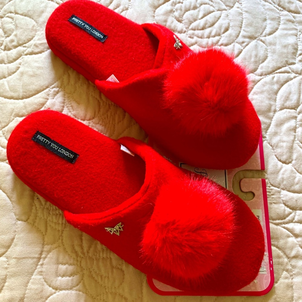 NWT super cute and cozy Slippers L ( 8-9)